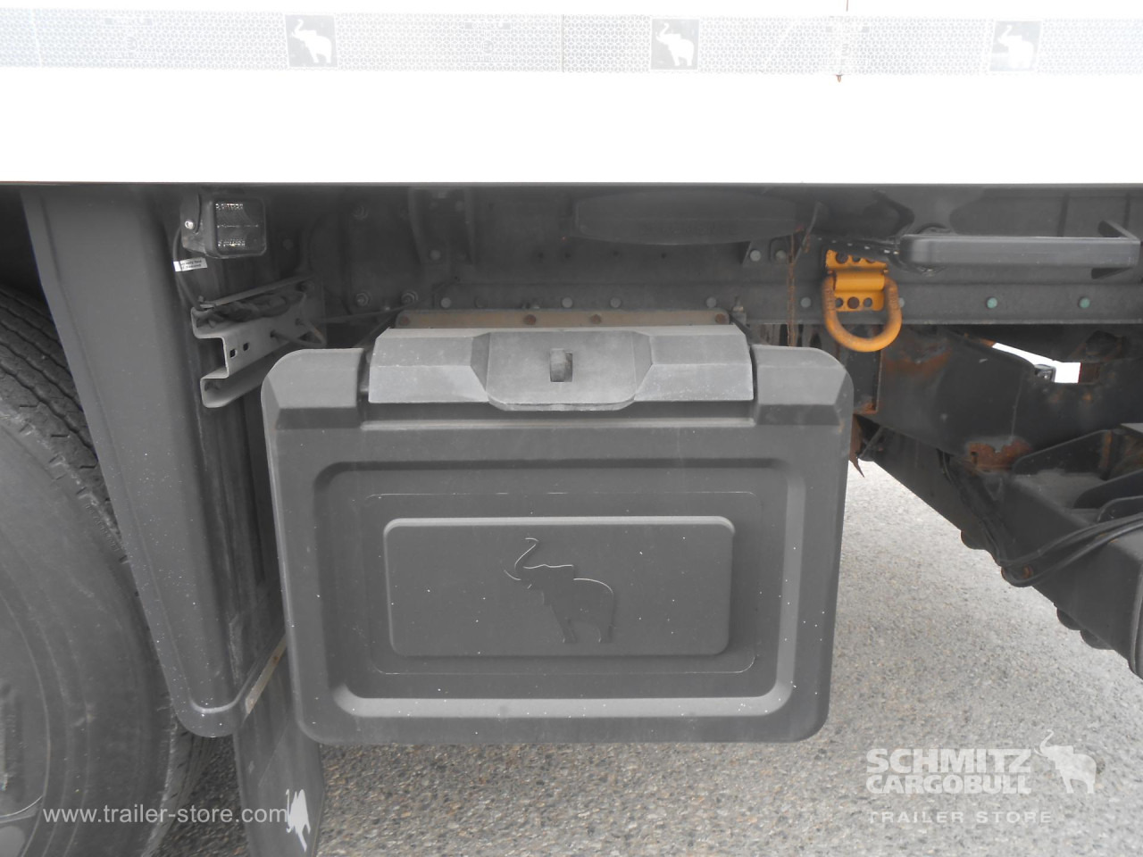 SCHMITZ Reefer Multitemp Taillift - Félpótkocsi hőszigetelt: 2 kép. SCHMITZ Reefer Multitemp Taillift - Félpótkocsi hőszigetelt: 2 kép.