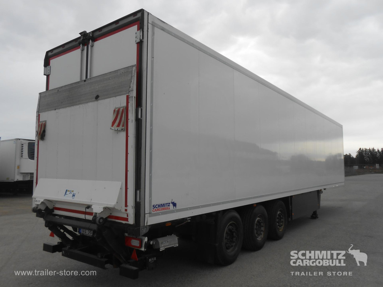 SCHMITZ Reefer Multitemp Taillift - Félpótkocsi hőszigetelt: 1 kép. SCHMITZ Reefer Multitemp Taillift - Félpótkocsi hőszigetelt: 1 kép.