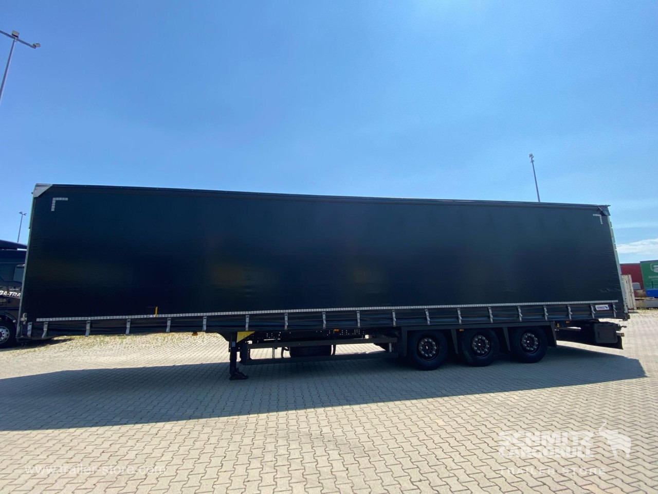 SCHMITZ Curtainsider Mega - Ponyvás félpótkocsi: 2 kép. SCHMITZ Curtainsider Mega - Ponyvás félpótkocsi: 2 kép.