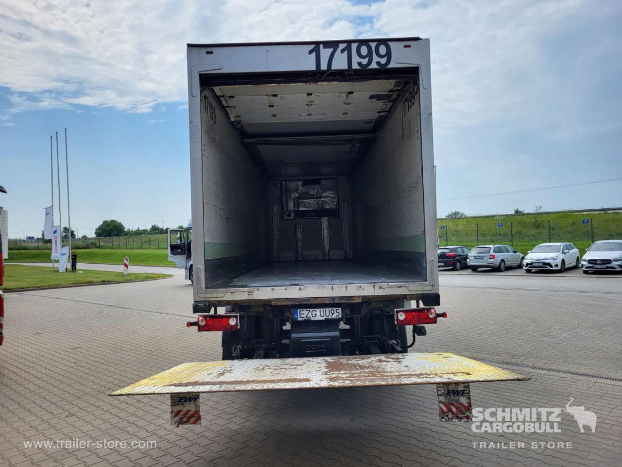 SCHMITZ Insulated/refrigerated box Taillift - Félpótkocsi hűtős: 2 kép. SCHMITZ Insulated/refrigerated box Taillift - Félpótkocsi hűtős: 2 kép.