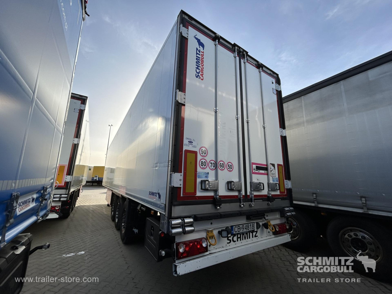 SCHMITZ Reefer Standard - Félpótkocsi hőszigetelt: 4 kép. SCHMITZ Reefer Standard - Félpótkocsi hőszigetelt: 4 kép.