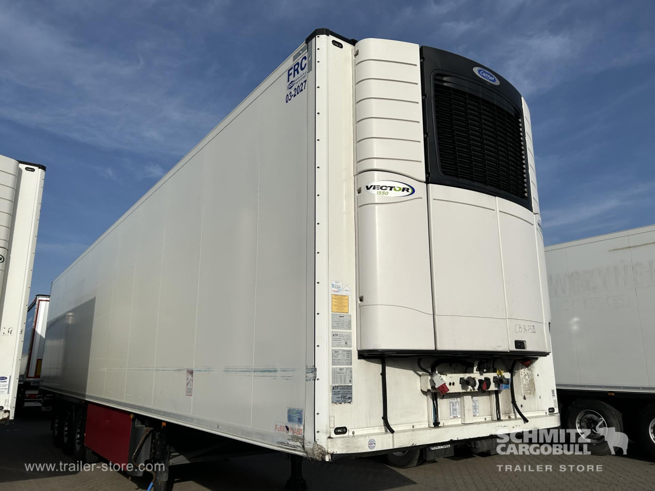 SCHMITZ Reefer Standard - Félpótkocsi hőszigetelt: 1 kép. SCHMITZ Reefer Standard - Félpótkocsi hőszigetelt: 1 kép.