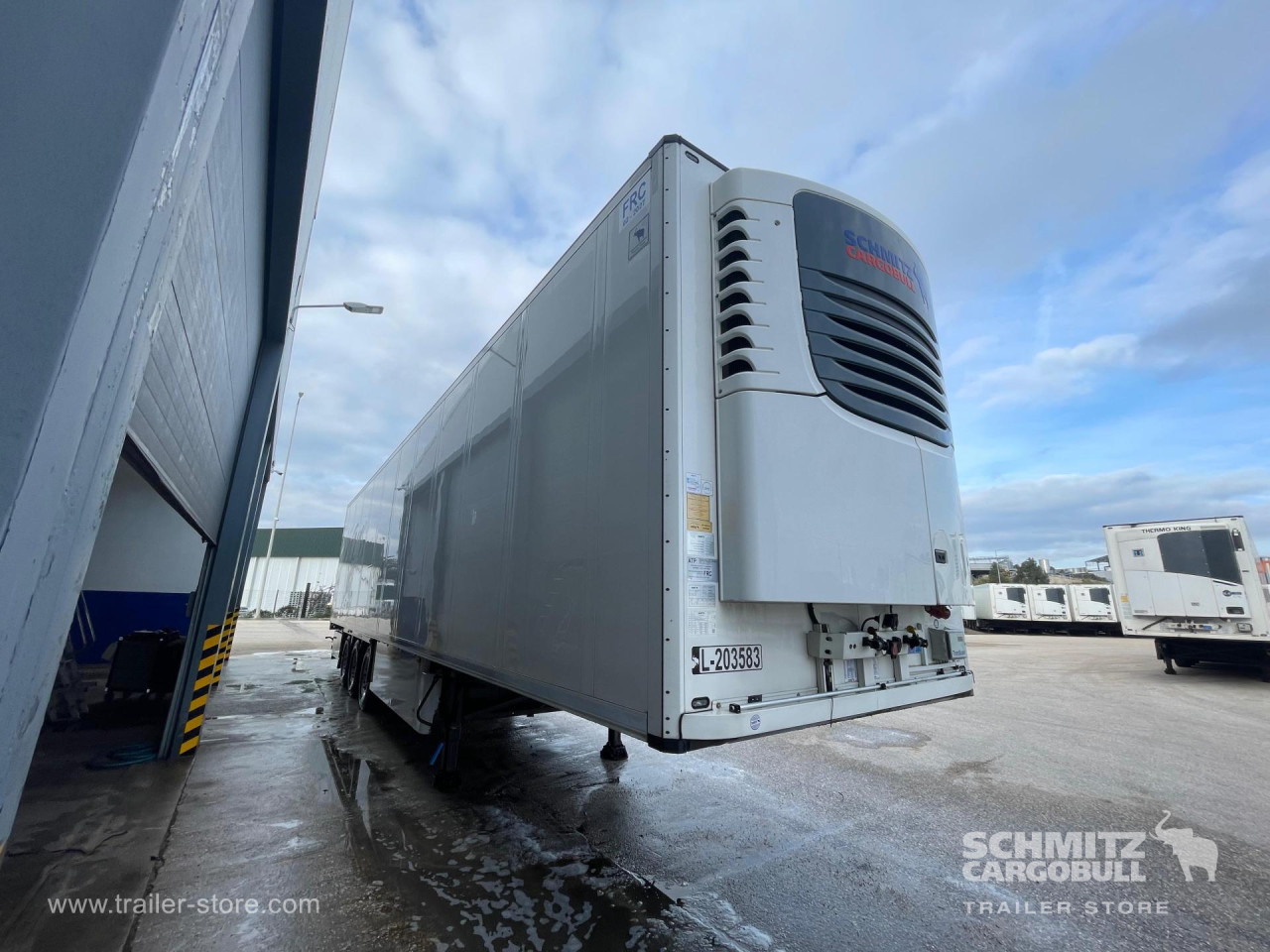 SCHMITZ Reefer Multitemp - Félpótkocsi hőszigetelt: 1 kép. SCHMITZ Reefer Multitemp - Félpótkocsi hőszigetelt: 1 kép.