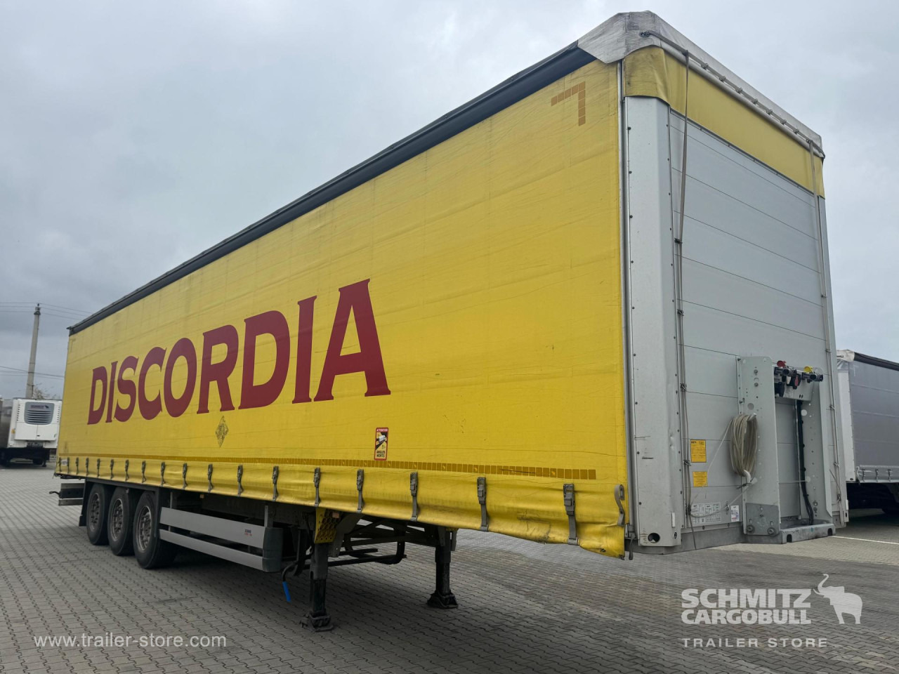 SCHMITZ Curtainsider Standard - Ponyvás félpótkocsi: 1 kép. SCHMITZ Curtainsider Standard - Ponyvás félpótkocsi: 1 kép.