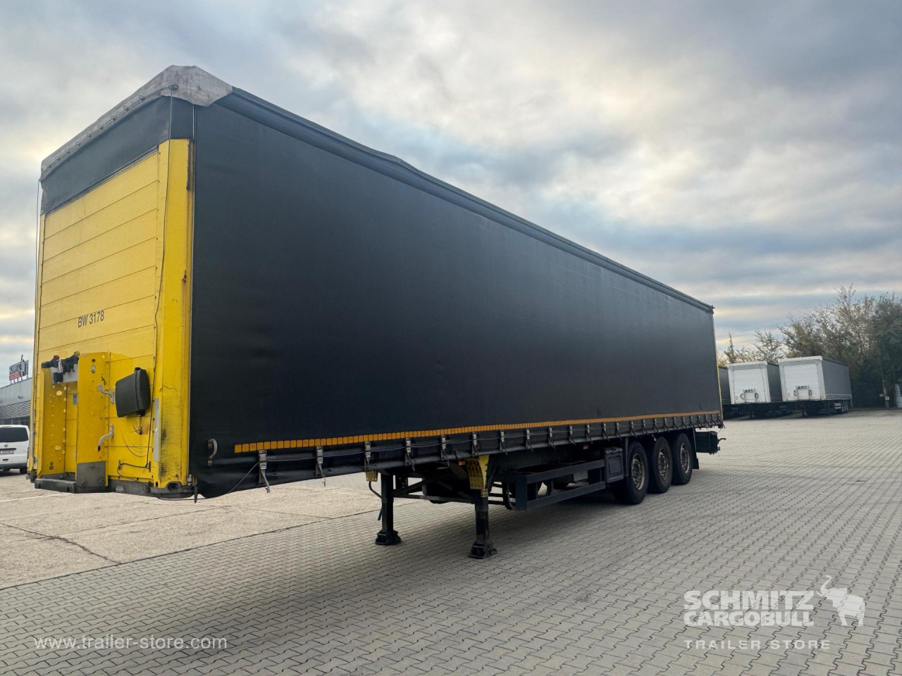 SCHMITZ Curtainsider Standard - Ponyvás félpótkocsi: 4 kép. SCHMITZ Curtainsider Standard - Ponyvás félpótkocsi: 4 kép.