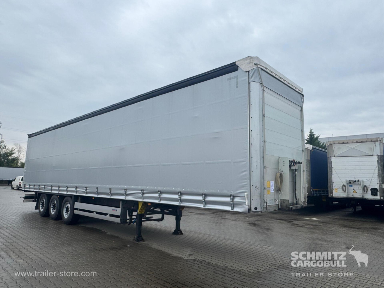 SCHMITZ Curtainsider Standard - Ponyvás félpótkocsi: 1 kép. SCHMITZ Curtainsider Standard - Ponyvás félpótkocsi: 1 kép.