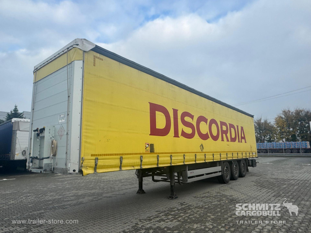 SCHMITZ Curtainsider Standard - Ponyvás félpótkocsi: 1 kép. SCHMITZ Curtainsider Standard - Ponyvás félpótkocsi: 1 kép.