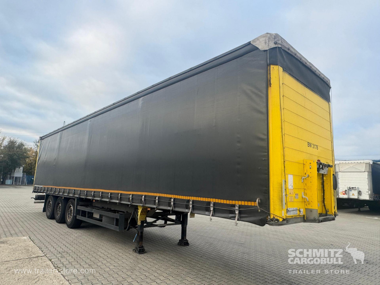SCHMITZ Curtainsider Standard - Ponyvás félpótkocsi: 1 kép. SCHMITZ Curtainsider Standard - Ponyvás félpótkocsi: 1 kép.