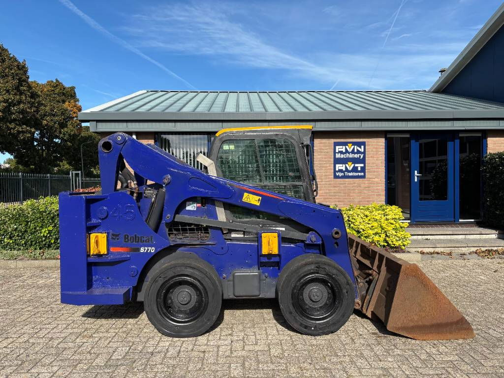 Bobcat S 770 - Mini homlokrakodó: 4 kép. Bobcat S 770 - Mini homlokrakodó: 4 kép.