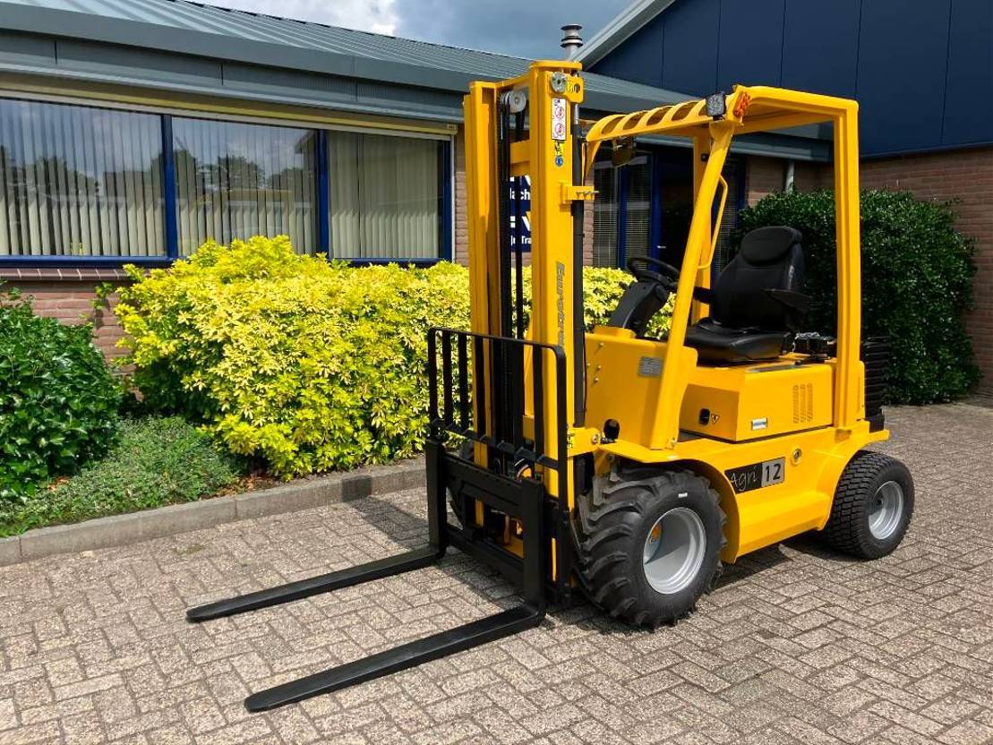 Eurotrac AGRI 12 - Villás targonca: 1 kép. Eurotrac AGRI 12 - Villás targonca: 1 kép.