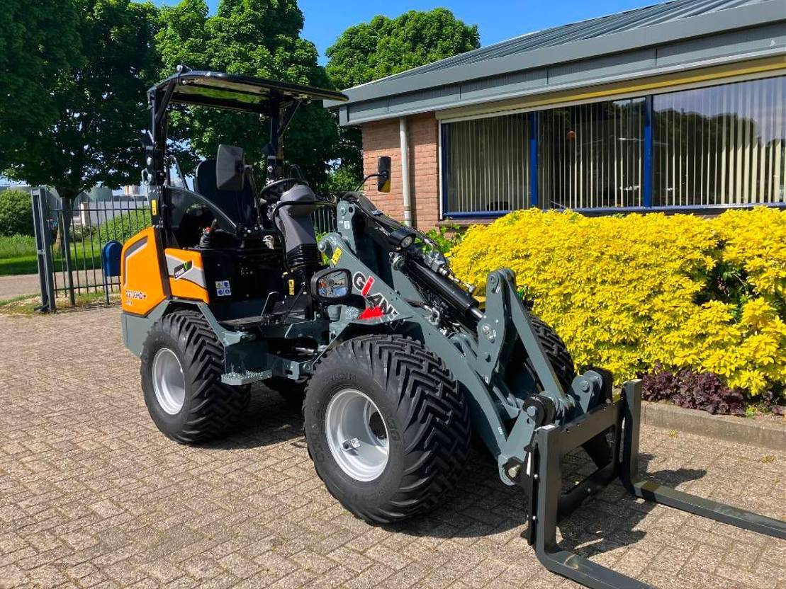 Új Gumikerekes homlokrakodó Giant G 2700 X-tra HD +: 13 kép. Új Gumikerekes homlokrakodó Giant G 2700 X-tra HD +: 13 kép.