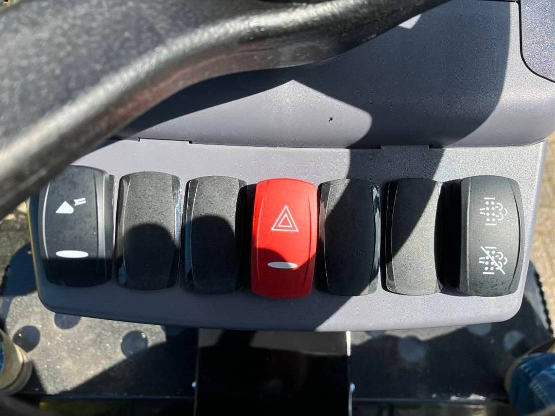 Új Gumikerekes homlokrakodó Giant G 2700 X-tra HD +: 23 kép. Új Gumikerekes homlokrakodó Giant G 2700 X-tra HD +: 23 kép.