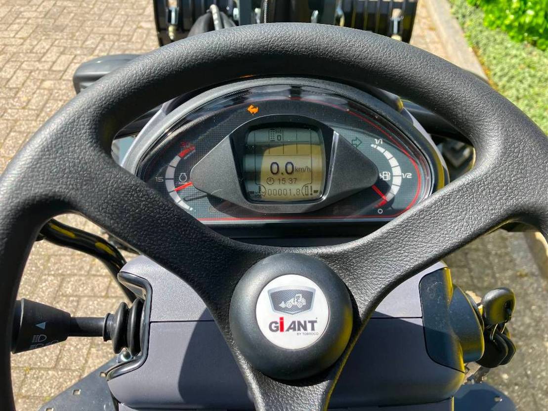 Új Gumikerekes homlokrakodó Giant G 2700 X-tra HD +: 8 kép. Új Gumikerekes homlokrakodó Giant G 2700 X-tra HD +: 8 kép.