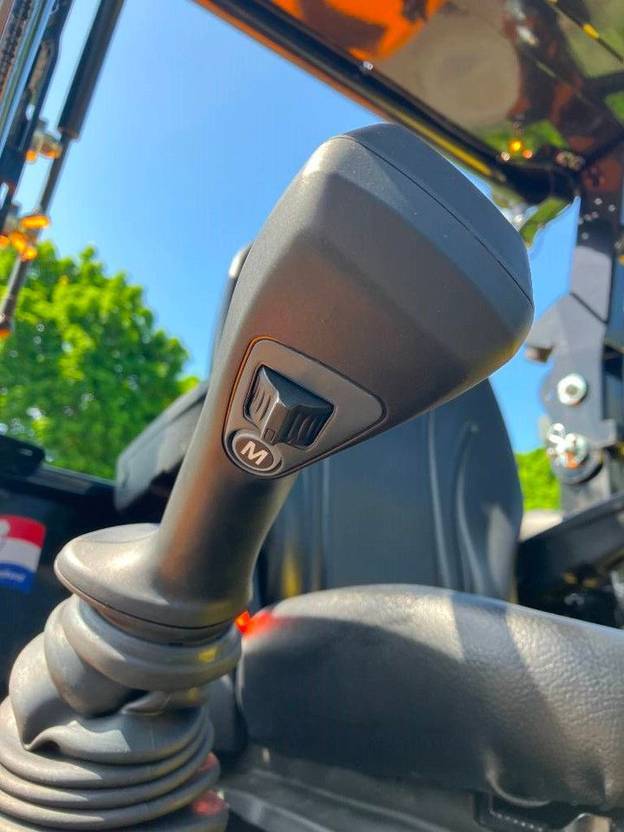 Új Gumikerekes homlokrakodó Giant G 2700 X-tra HD +: 15 kép. Új Gumikerekes homlokrakodó Giant G 2700 X-tra HD +: 15 kép.