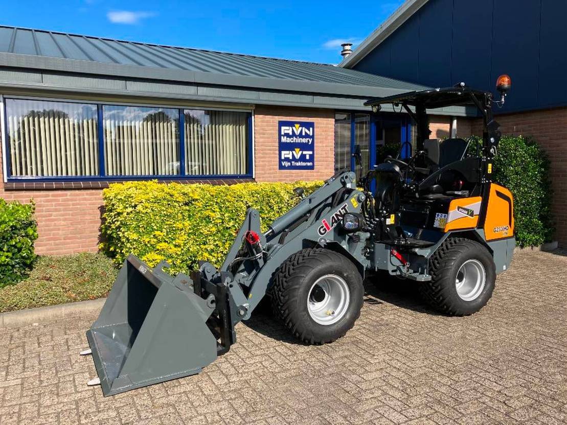 Giant G2500 HD X-Tra - Gumikerekes homlokrakodó: 2 kép. Giant G2500 HD X-Tra - Gumikerekes homlokrakodó: 2 kép.