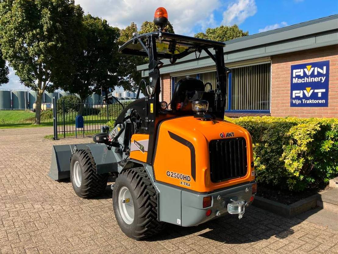 Giant G2500 HD X-Tra - Gumikerekes homlokrakodó: 5 kép. Giant G2500 HD X-Tra - Gumikerekes homlokrakodó: 5 kép.