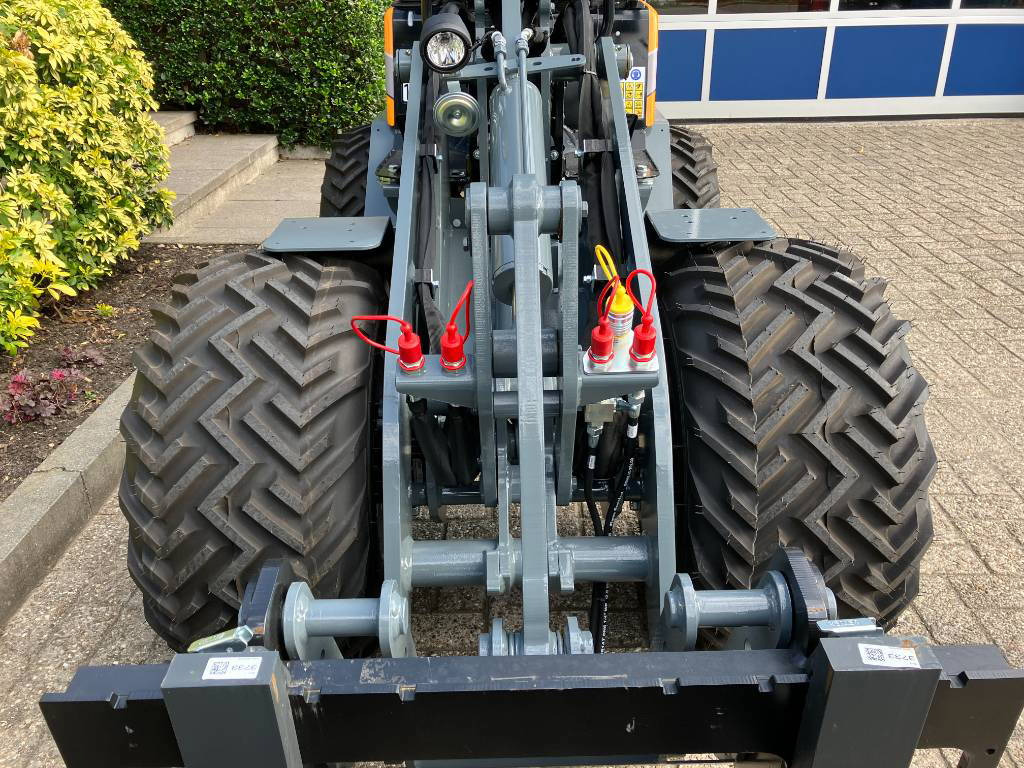 Giant Giant G 1500 Xtra - Gumikerekes homlokrakodó: 5 kép. Giant Giant G 1500 Xtra - Gumikerekes homlokrakodó: 5 kép.