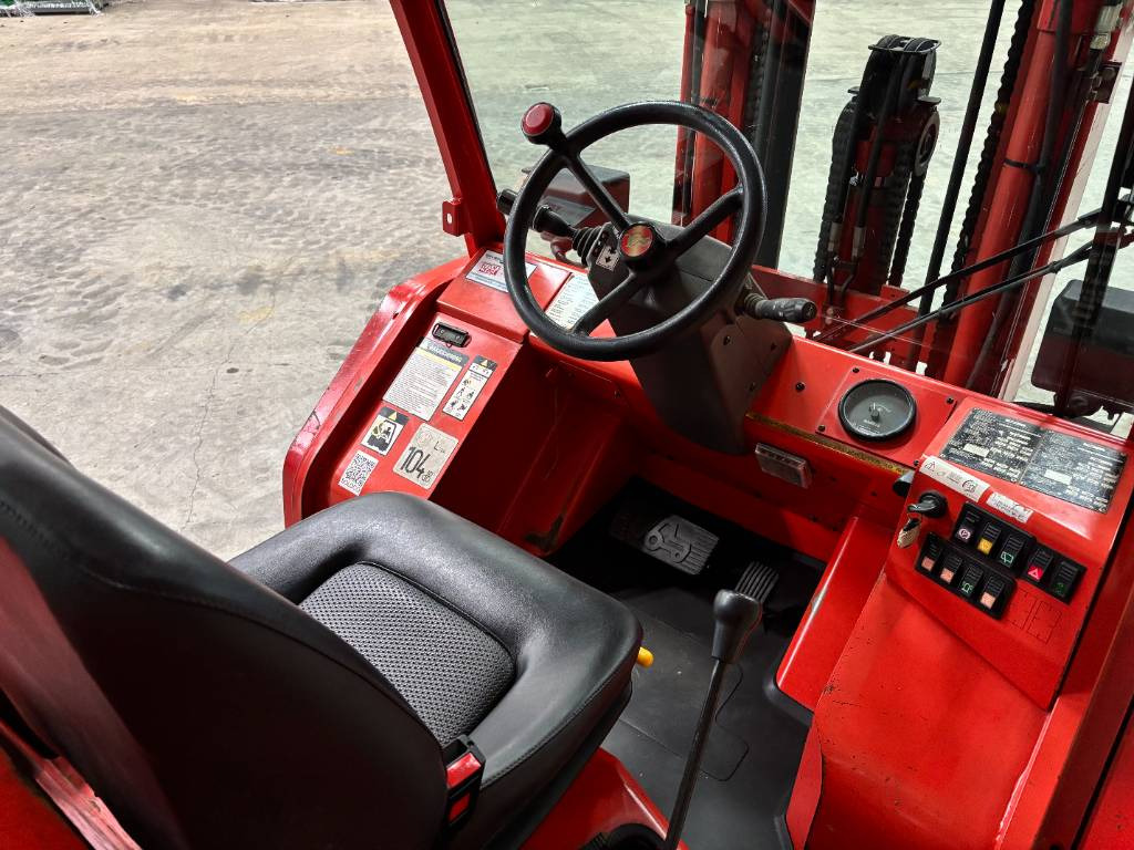 Manitou MH 25.4 T - Terepjáró képességű targoncá: 5 kép. Manitou MH 25.4 T - Terepjáró képességű targoncá: 5 kép.