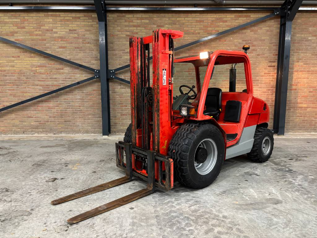 Manitou MH 25.4 T - Terepjáró képességű targoncá: 2 kép. Manitou MH 25.4 T - Terepjáró képességű targoncá: 2 kép.