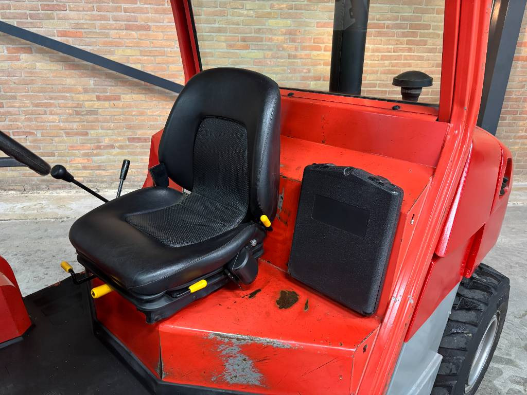 Manitou MH 25.4 T - Terepjáró képességű targoncá: 3 kép. Manitou MH 25.4 T - Terepjáró képességű targoncá: 3 kép.