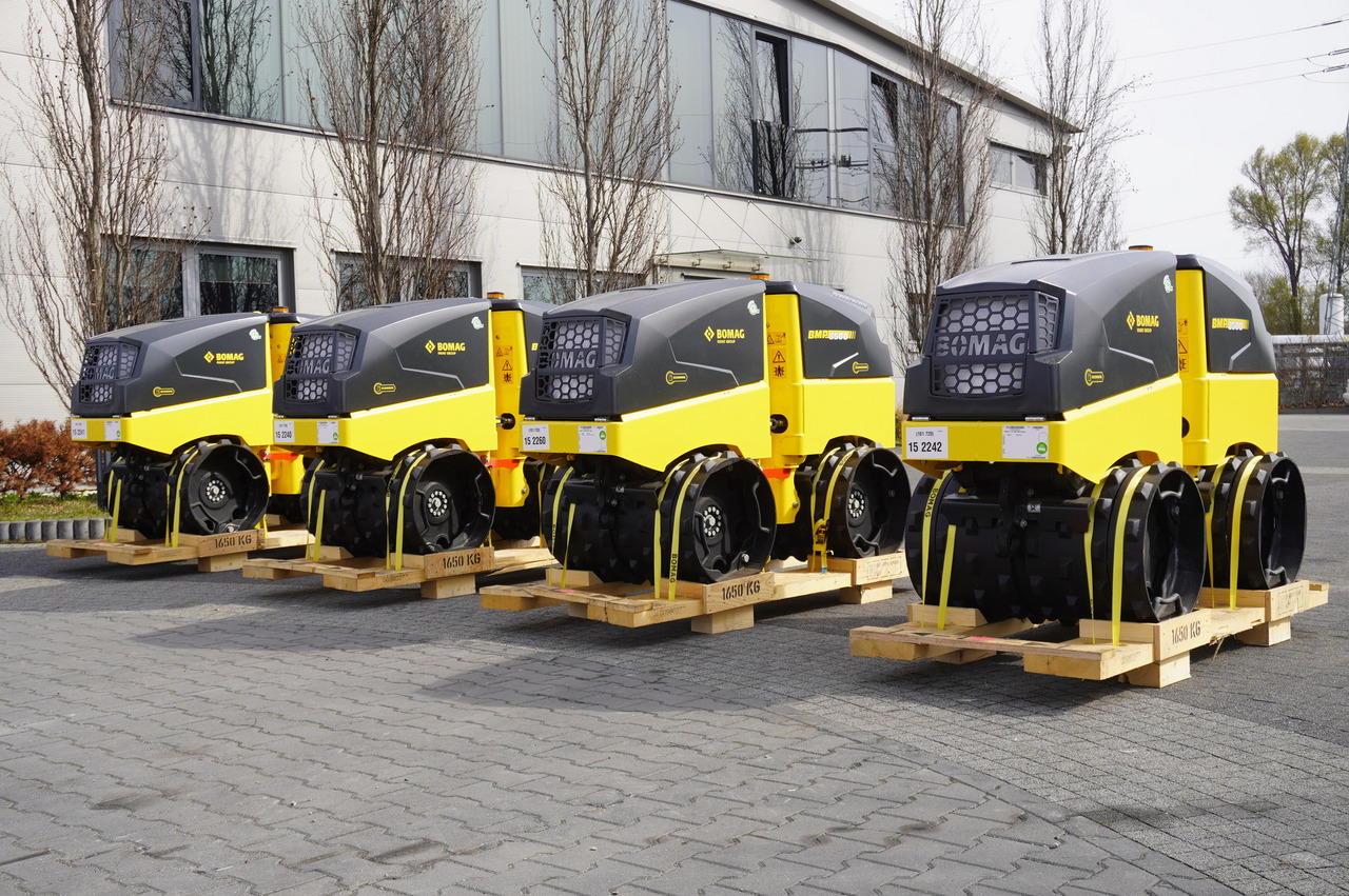 BOMAG BMP 8500 brand-new trench roller / Remote Control / 4 units - Minihenger: 1 kép. BOMAG BMP 8500 brand-new trench roller / Remote Control / 4 units - Minihenger: 1 kép.