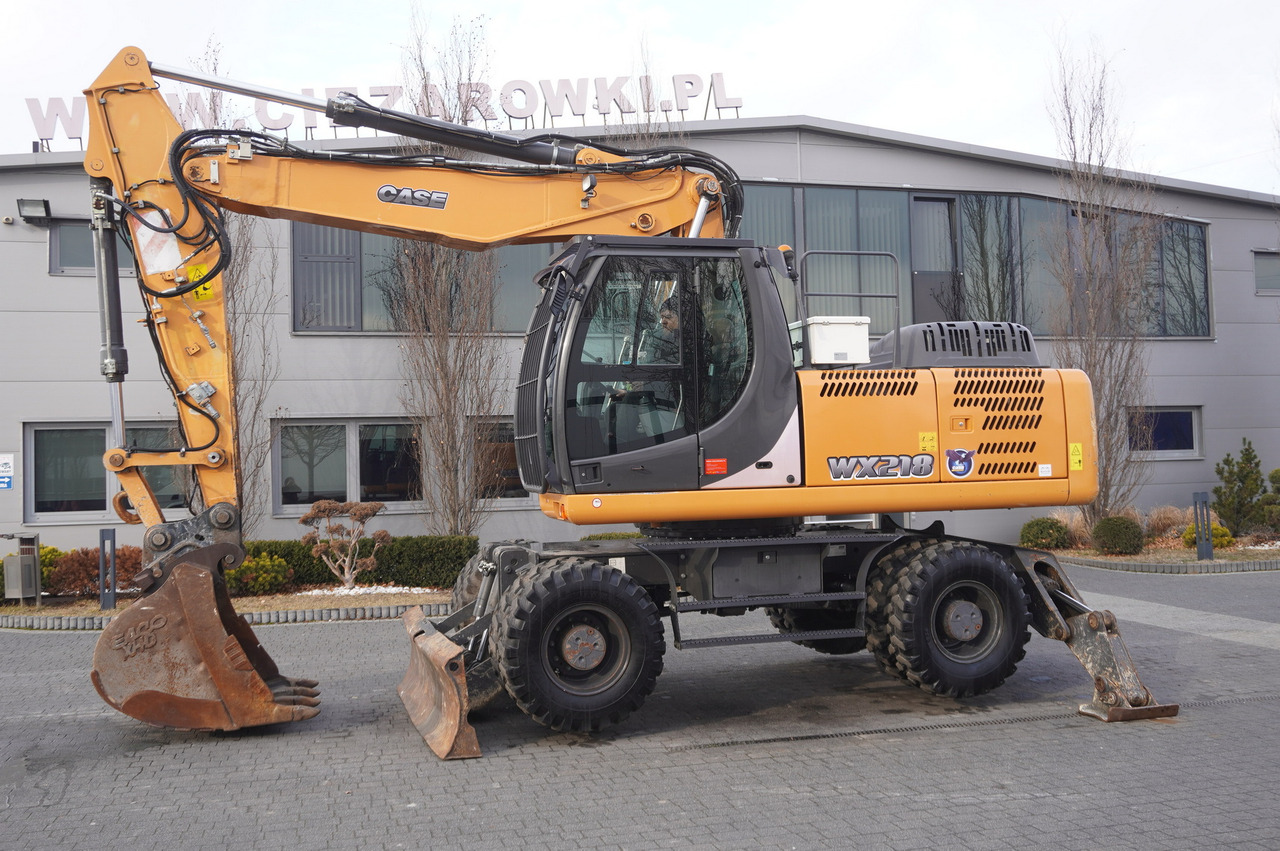 CASE WX218 / 23t wheeled excavator / 3 times folding arm - Gumikerekes kotró: 3 kép. CASE WX218 / 23t wheeled excavator / 3 times folding arm - Gumikerekes kotró: 3 kép.