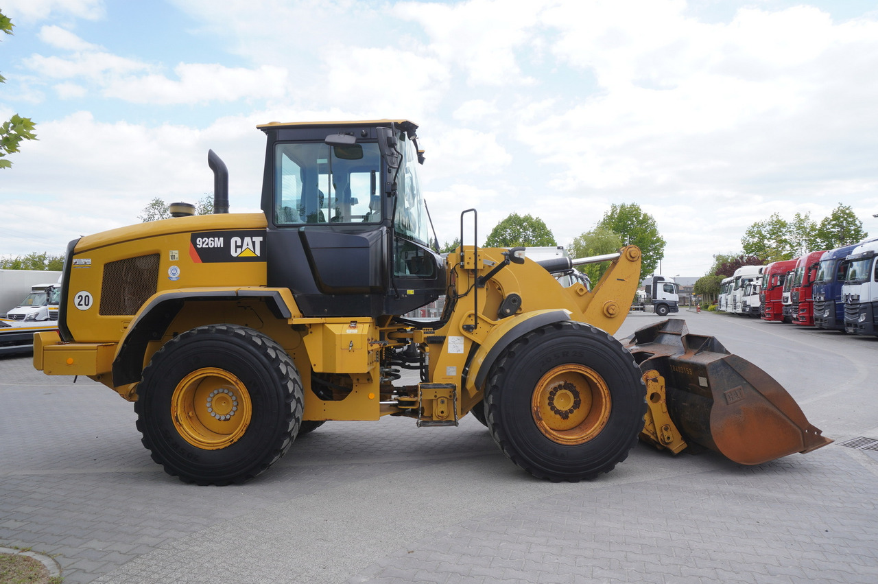 CATERPILLAR 926M Wheel Loader / 4500 MTH / Joystick - Gumikerekes homlokrakodó: 4 kép. CATERPILLAR 926M Wheel Loader / 4500 MTH / Joystick - Gumikerekes homlokrakodó: 4 kép.