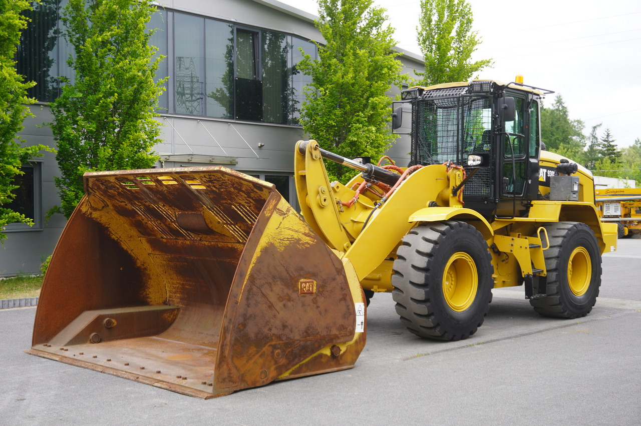 CATERPILLAR 930M Wheel Loader / 2020 / 8000 MTH / Joystick / Long reach - Gumikerekes homlokrakodó: 2 kép. CATERPILLAR 930M Wheel Loader / 2020 / 8000 MTH / Joystick / Long reach - Gumikerekes homlokrakodó: 2 kép.