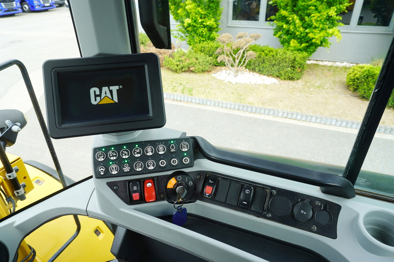 Gumikerekes homlokrakodó CATERPILLAR 930M Wheel Loader / 4500 MTH / Joystick: 24 kép.