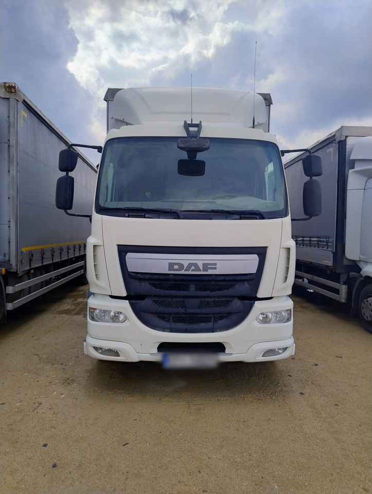 DAF LF 250 / Curtainsider 18 EPAL / sleeping cab - Ponyvás teherautó: 2 kép. DAF LF 250 / Curtainsider 18 EPAL / sleeping cab - Ponyvás teherautó: 2 kép.