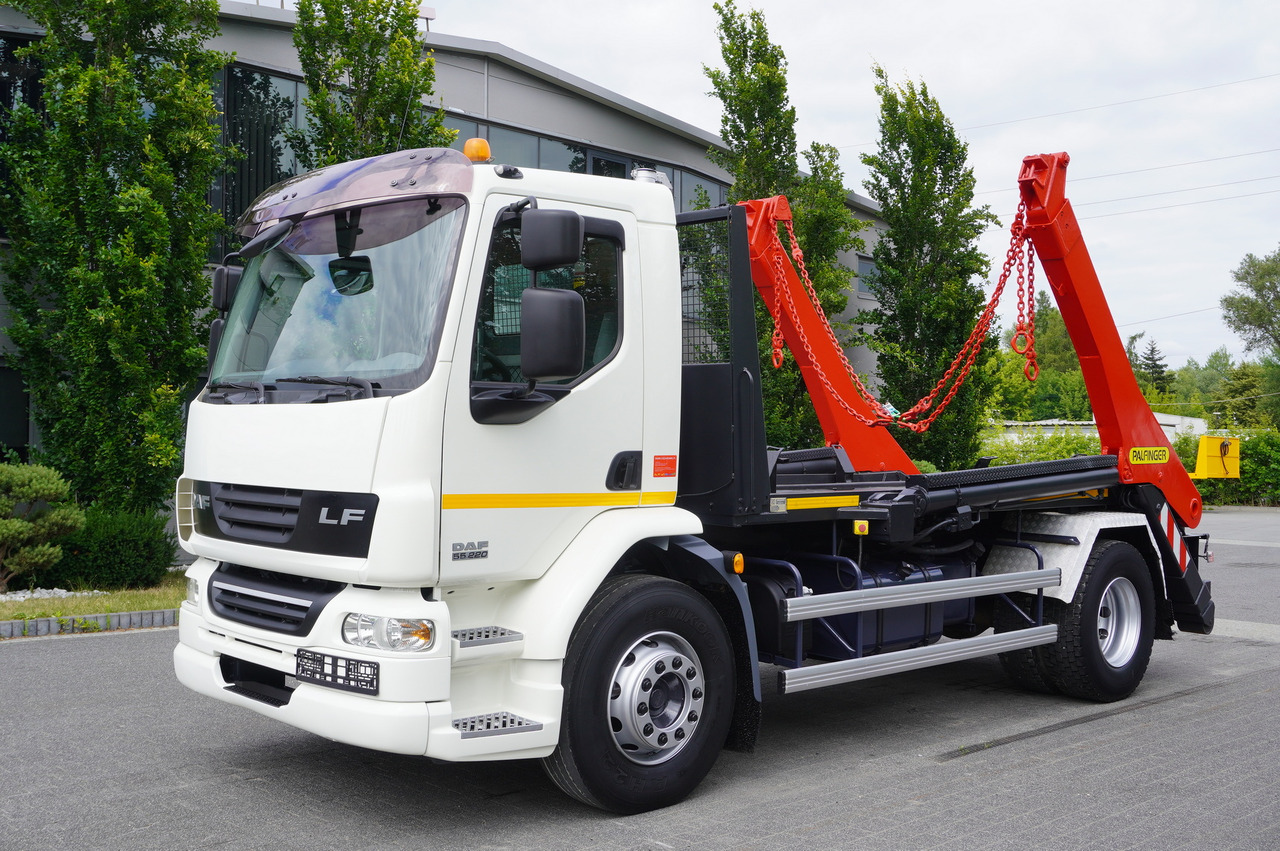 DAF LF 55.220 Skip loader GUIMA PALFINGER M14T - Konténerszállító: 1 kép. DAF LF 55.220 Skip loader GUIMA PALFINGER M14T - Konténerszállító: 1 kép.