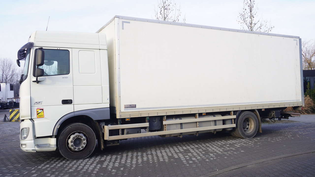 DAF XF 410 EURO 6 /410 HP / 20 EPAL / Dhollandia lift 1500 kg - Dobozos felépítményű teherautó: 3 kép. DAF XF 410 EURO 6 /410 HP / 20 EPAL / Dhollandia lift 1500 kg - Dobozos felépítményű teherautó: 3 kép.