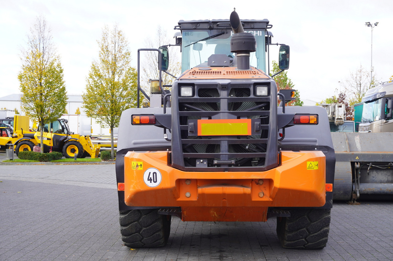 HITACHI ZW220 articulated loader / 2 buckets - Gumikerekes homlokrakodó: 5 kép. HITACHI ZW220 articulated loader / 2 buckets - Gumikerekes homlokrakodó: 5 kép.