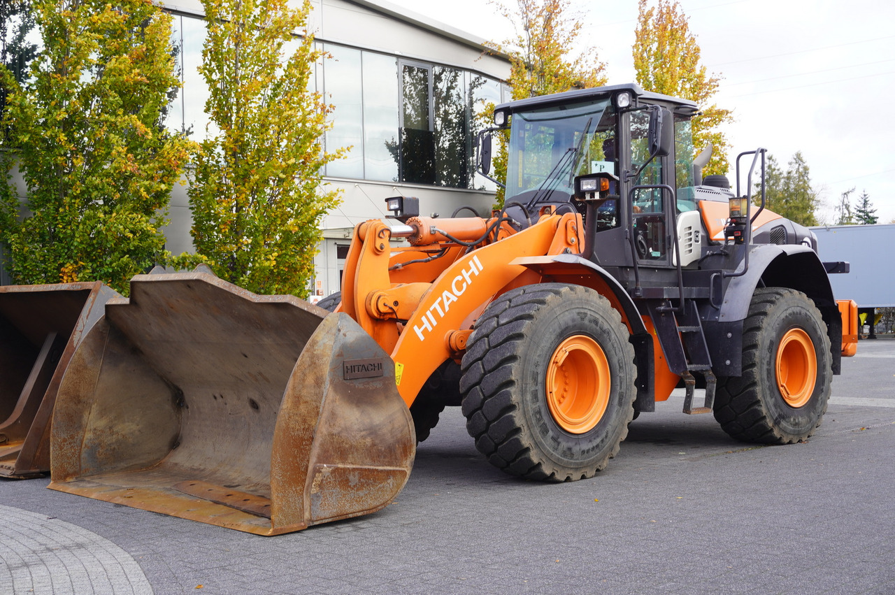 HITACHI ZW220 articulated loader / 2 buckets - Gumikerekes homlokrakodó: 2 kép. HITACHI ZW220 articulated loader / 2 buckets - Gumikerekes homlokrakodó: 2 kép.