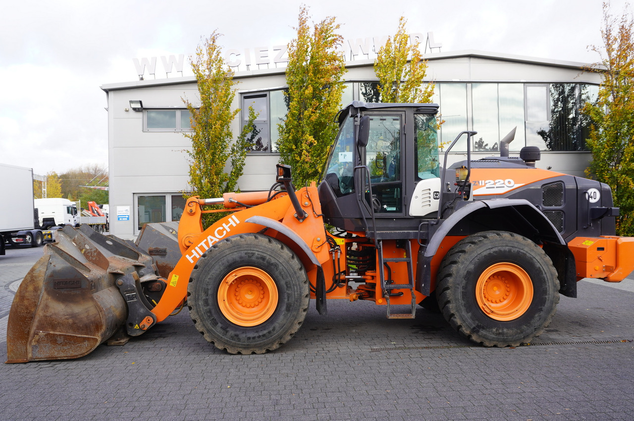 HITACHI ZW220 articulated loader / 2 buckets - Gumikerekes homlokrakodó: 3 kép. HITACHI ZW220 articulated loader / 2 buckets - Gumikerekes homlokrakodó: 3 kép.
