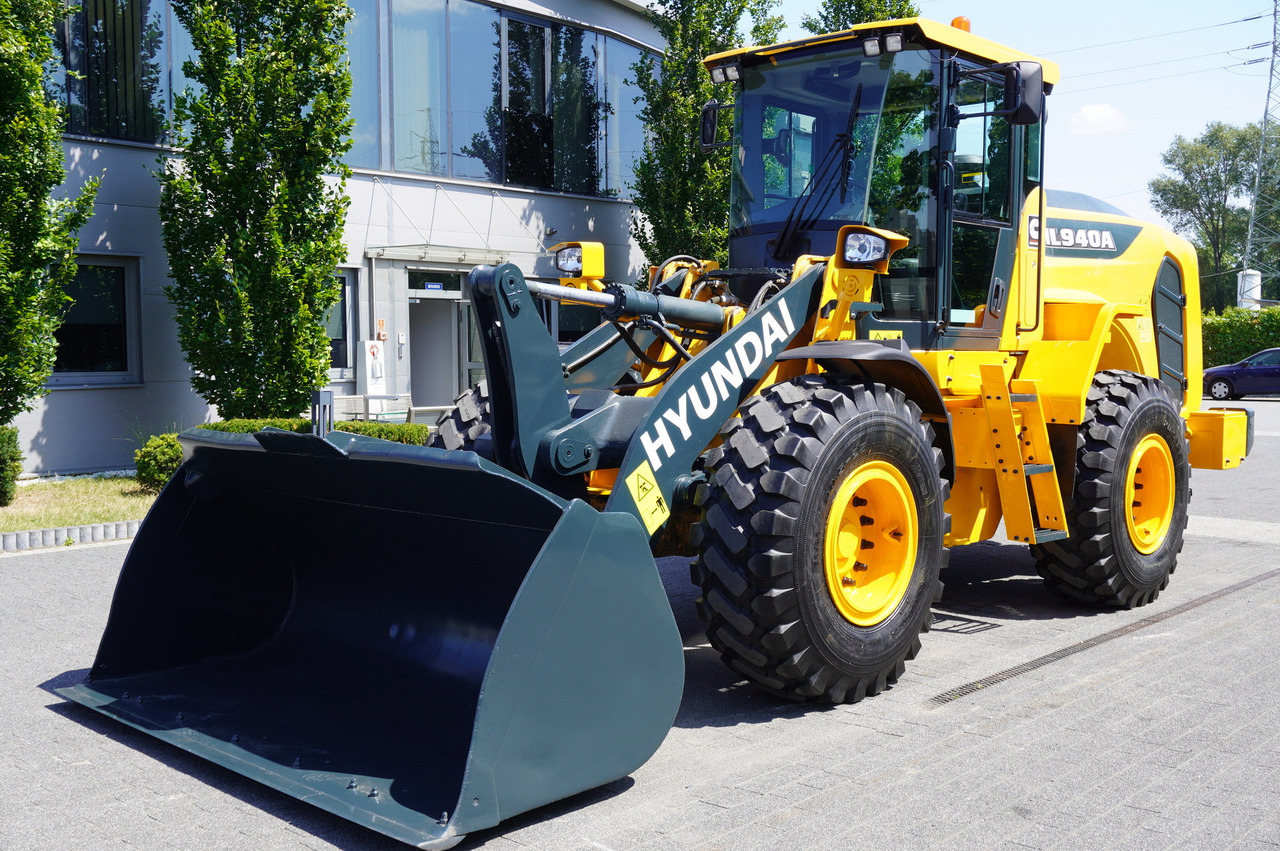 HYUNDAI HL940A articulated loader / year 2021 / weight 13.5t year of production 2021 - Gumikerekes homlokrakodó: 4 kép. HYUNDAI HL940A articulated loader / year 2021 / weight 13.5t year of production 2021 - Gumikerekes homlokrakodó: 4 kép.