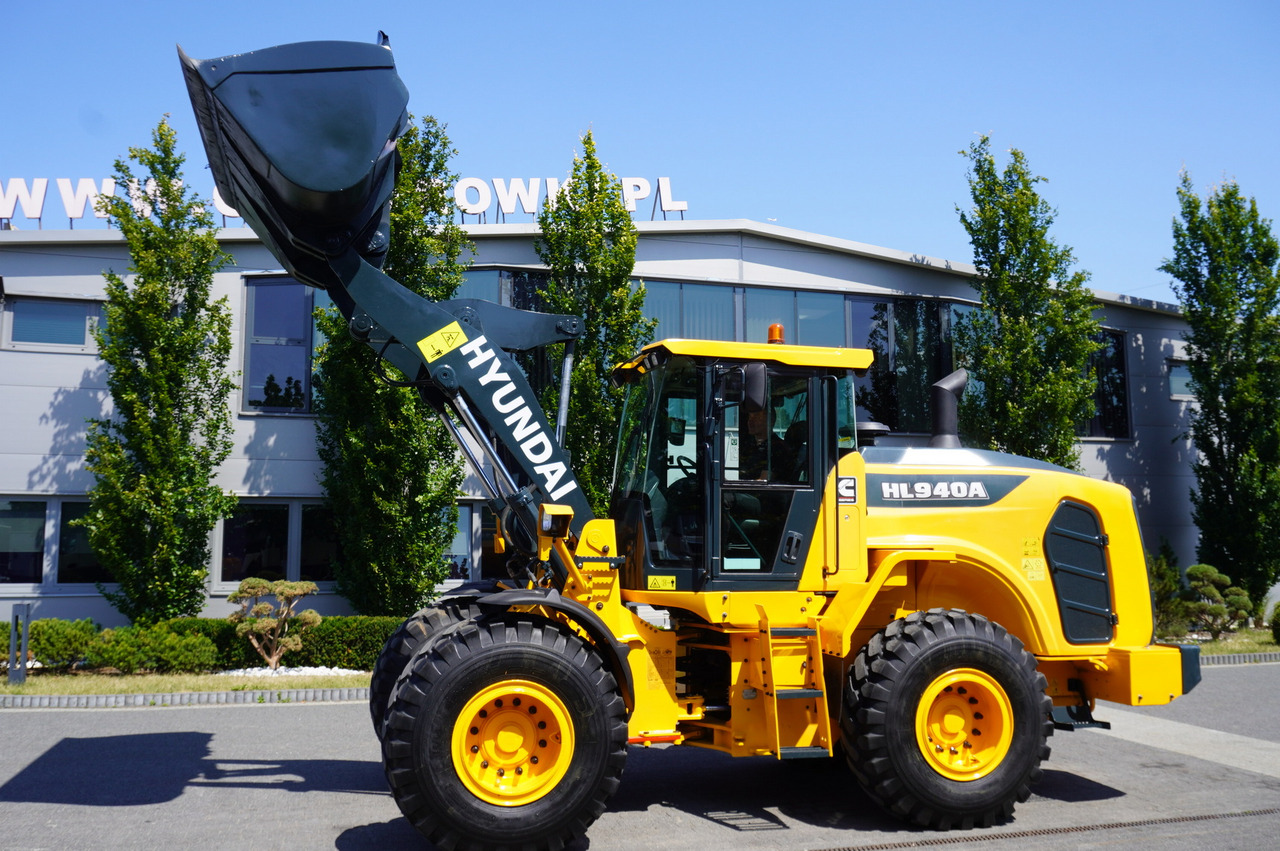 HYUNDAI HL940A articulated loader / year 2021 / weight 13.5t year of production 2021 - Gumikerekes homlokrakodó: 1 kép. HYUNDAI HL940A articulated loader / year 2021 / weight 13.5t year of production 2021 - Gumikerekes homlokrakodó: 1 kép.