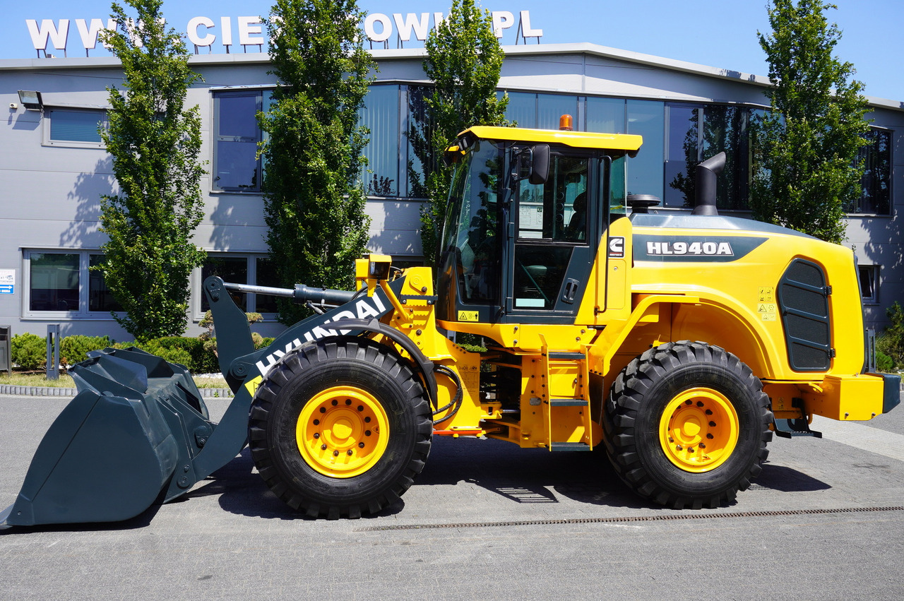 HYUNDAI HL940A articulated loader / year 2021 / weight 13.5t year of production 2021 - Gumikerekes homlokrakodó: 3 kép. HYUNDAI HL940A articulated loader / year 2021 / weight 13.5t year of production 2021 - Gumikerekes homlokrakodó: 3 kép.