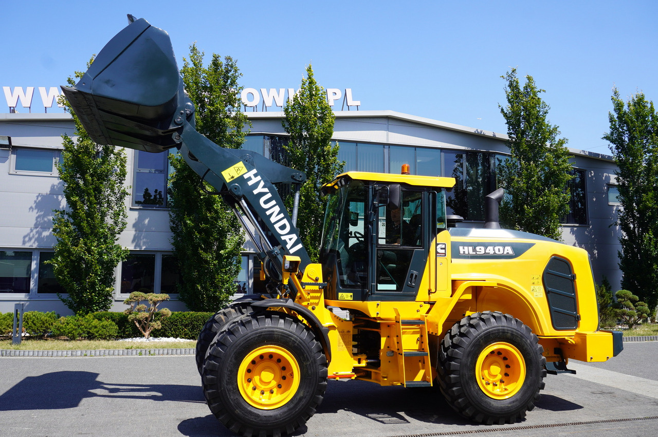 HYUNDAI HL940A articulated loader / year 2021 / weight 13.5t year of production 2021 - Gumikerekes homlokrakodó: 2 kép. HYUNDAI HL940A articulated loader / year 2021 / weight 13.5t year of production 2021 - Gumikerekes homlokrakodó: 2 kép.