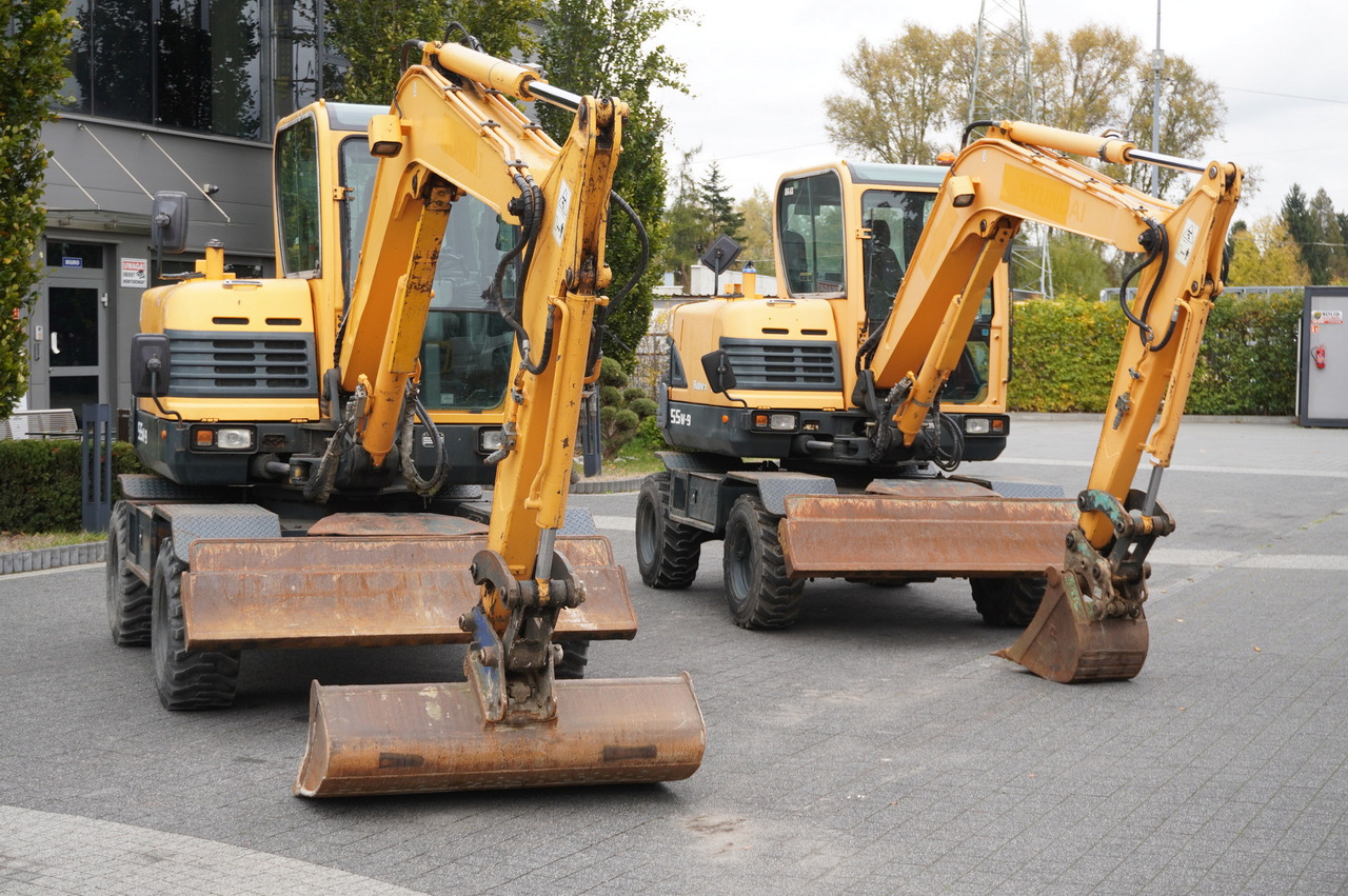Hyundai Robex 55W-9 Wheeled Excavator 5.5t / 2 units - Gumikerekes kotró: 5 kép. Hyundai Robex 55W-9 Wheeled Excavator 5.5t / 2 units - Gumikerekes kotró: 5 kép.