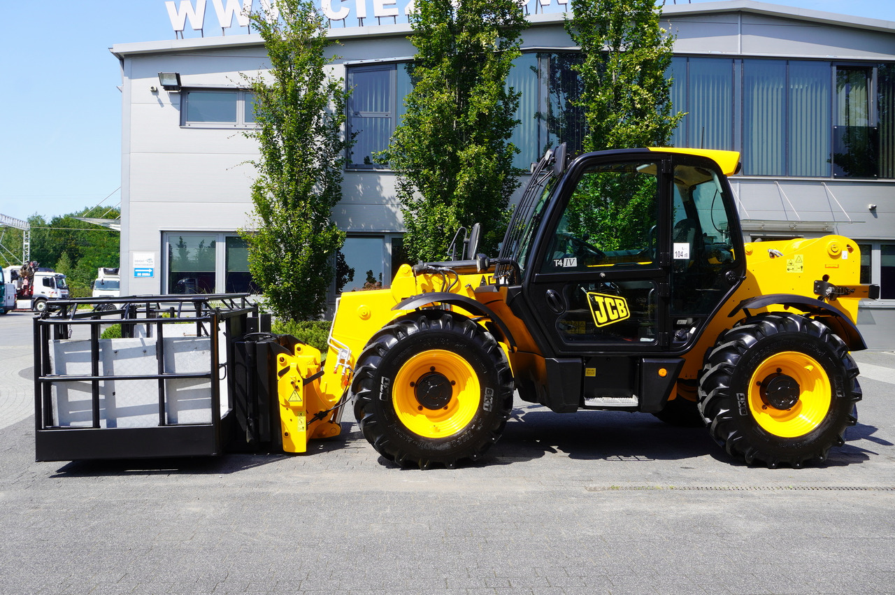 JCB 535-95 / 3.5 T / range 9.5 m / joystick - Teleszkópos rakodó: 2 kép. JCB 535-95 / 3.5 T / range 9.5 m / joystick - Teleszkópos rakodó: 2 kép.