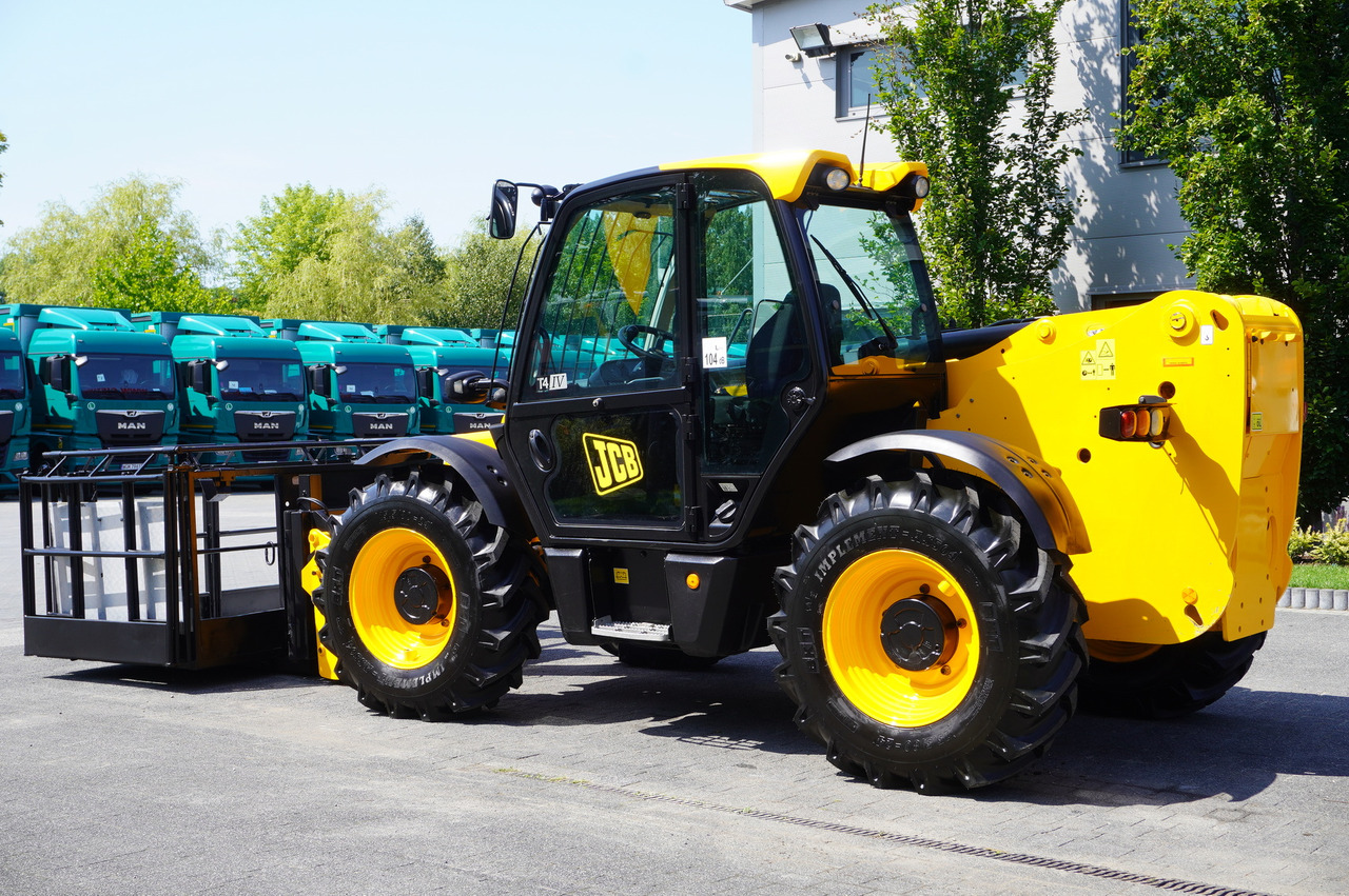JCB 535-95 / 3.5 T / range 9.5 m / joystick - Teleszkópos rakodó: 3 kép. JCB 535-95 / 3.5 T / range 9.5 m / joystick - Teleszkópos rakodó: 3 kép.