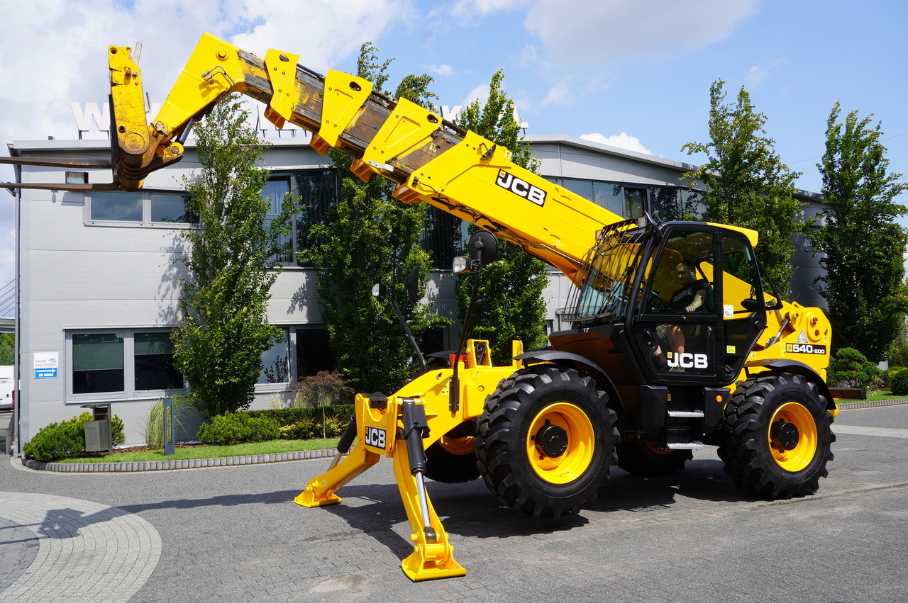 JCB 540-200 Telescopic Loader / 20 m reach / joystick / 2 units - Gumikerekes homlokrakodó: 3 kép. JCB 540-200 Telescopic Loader / 20 m reach / joystick / 2 units - Gumikerekes homlokrakodó: 3 kép.