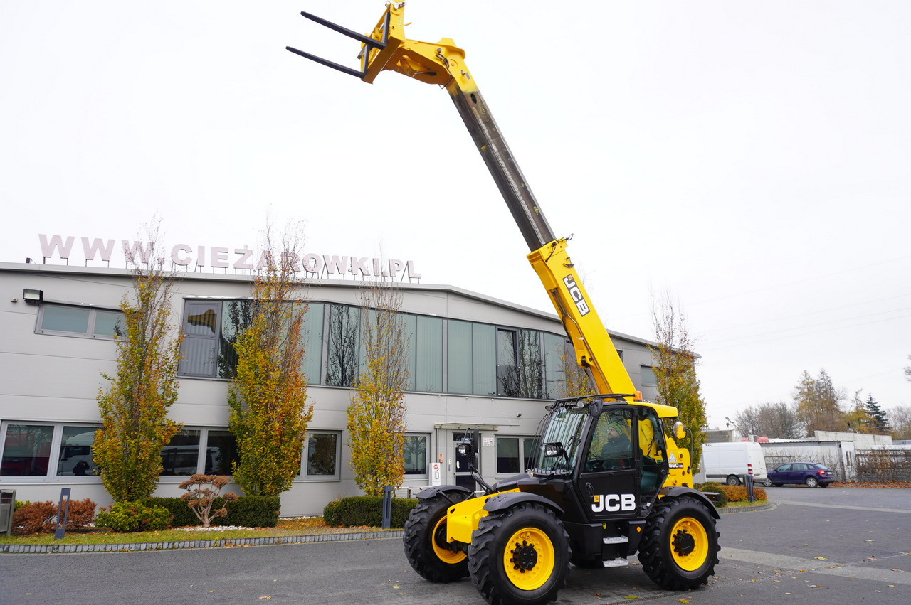 JCB 560-80 / 6 ton lifting capacity / power 146 HP - Teleszkópos homlokrakodó: 1 kép. JCB 560-80 / 6 ton lifting capacity / power 146 HP - Teleszkópos homlokrakodó: 1 kép.