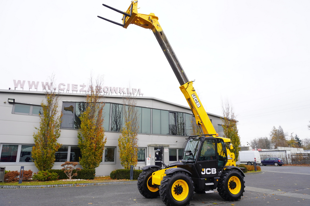 JCB 560-80 / 6 ton lifting capacity / power 146 HP - Teleszkópos homlokrakodó: 2 kép. JCB 560-80 / 6 ton lifting capacity / power 146 HP - Teleszkópos homlokrakodó: 2 kép.