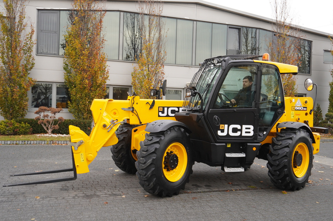 JCB 560-80 / 6 ton lifting capacity / power 146 HP - Teleszkópos homlokrakodó: 5 kép. JCB 560-80 / 6 ton lifting capacity / power 146 HP - Teleszkópos homlokrakodó: 5 kép.