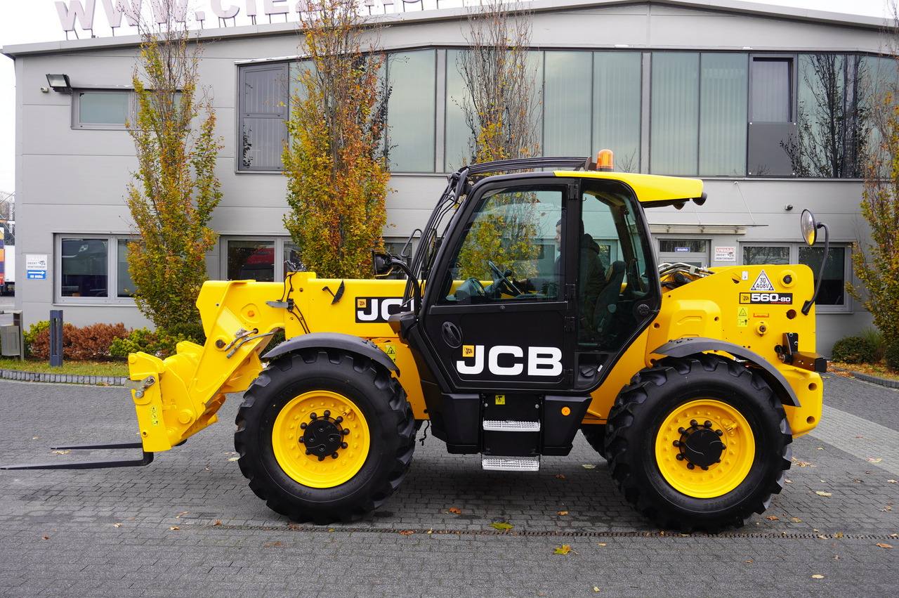 JCB 560-80 / 6 ton lifting capacity / power 146 HP - Gumikerekes homlokrakodó: 2 kép. JCB 560-80 / 6 ton lifting capacity / power 146 HP - Gumikerekes homlokrakodó: 2 kép.