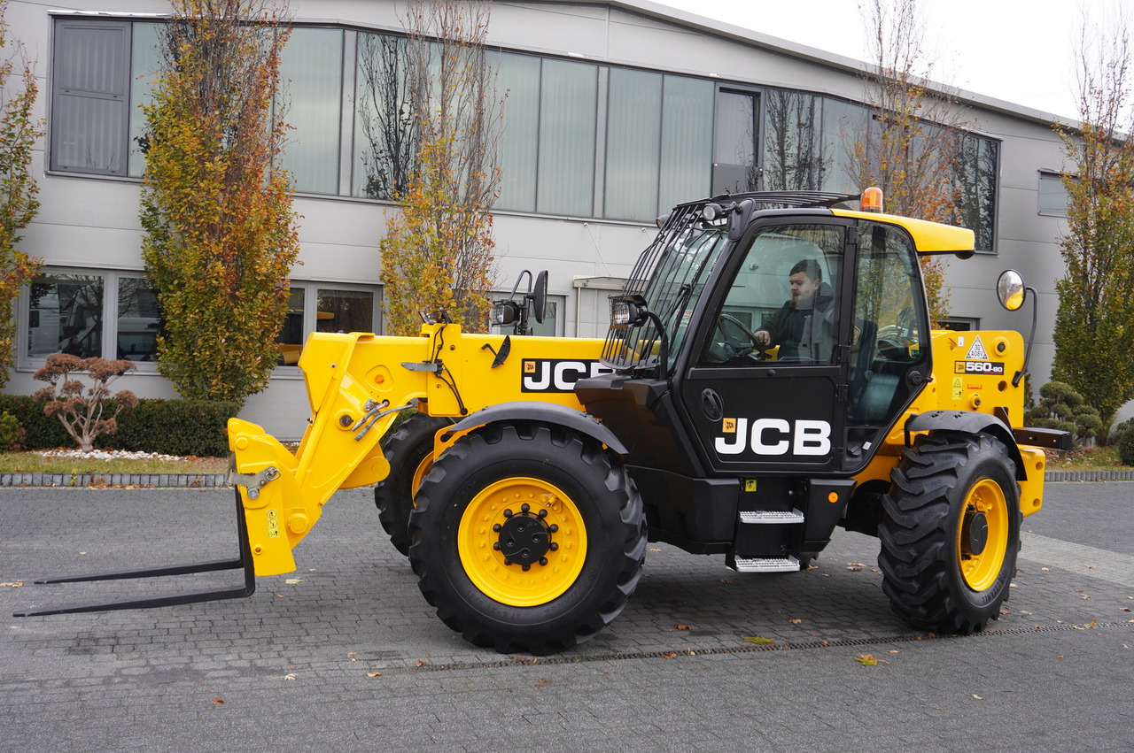 JCB 560-80 / 6 ton lifting capacity / power 146 HP - Gumikerekes homlokrakodó: 5 kép. JCB 560-80 / 6 ton lifting capacity / power 146 HP - Gumikerekes homlokrakodó: 5 kép.
