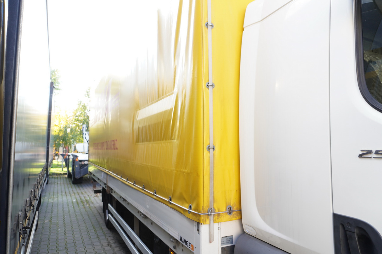 JUNGE Body Tarpaulin JUNGE / 18 Europallets / 2015 - Ponyvás felépítmény: 4 kép. JUNGE Body Tarpaulin JUNGE / 18 Europallets / 2015 - Ponyvás felépítmény: 4 kép.