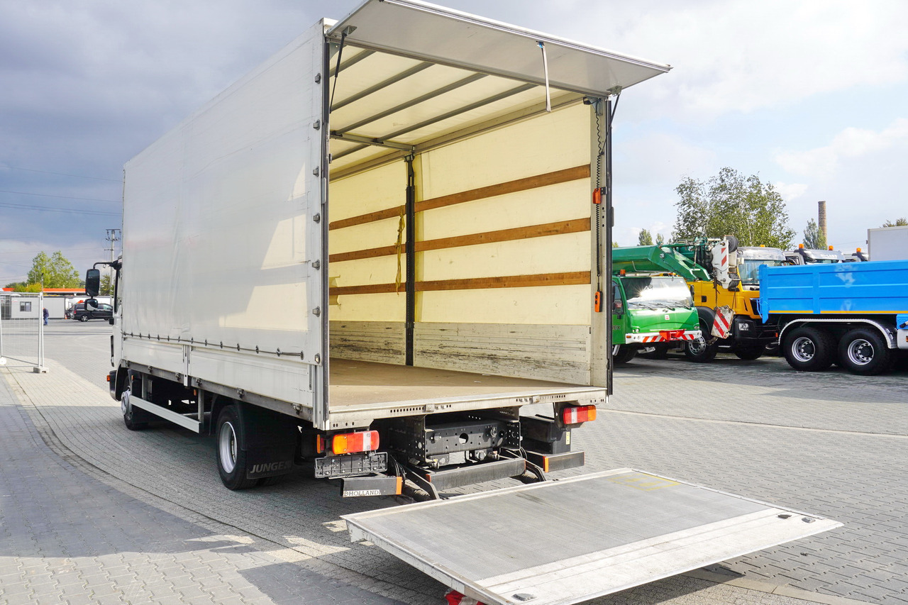 JUNGE Tarpaulin body + lift Dhollandia 1000 kg - Ponyvás felépítmény: 1 kép. JUNGE Tarpaulin body + lift Dhollandia 1000 kg - Ponyvás felépítmény: 1 kép.